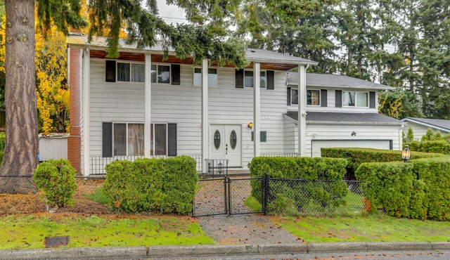 Spacious Shoreline Villa - 10 Mi to Space Needle!