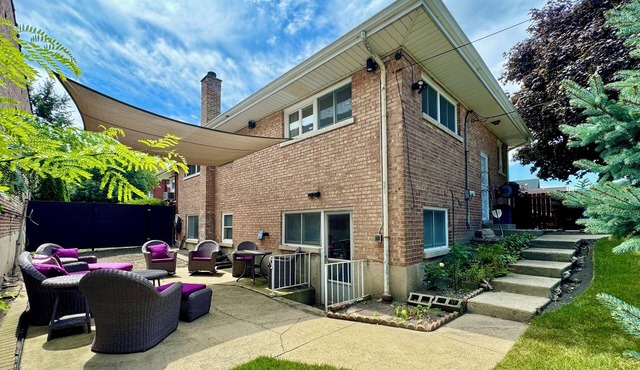 Spacious Single Family House with Parking