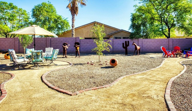 Spacious single story 3-bed 3-bath home. Warm & Relaxing, 1 mi 2 highway!