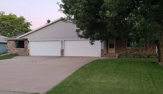 Spacious single story near many hospitals!