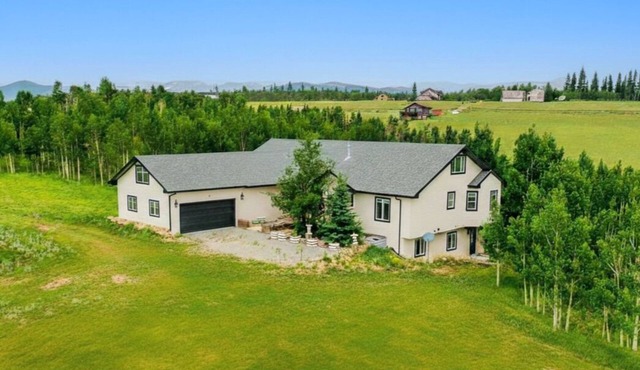 Spacious Ski Chalet W Indoor Hotub, Views & Sep Private Suite!