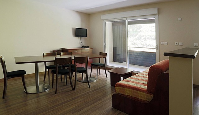 Spacious Ski-In/Ski-Out Apartment with Balcony, Sleeps 8, Stunning Views - Peyragudes