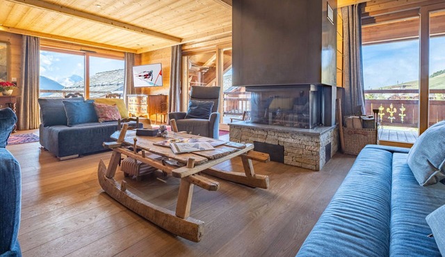 Spacious ski-in/ski-out apartment with parking and wifi