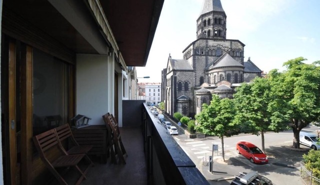 Spacious, sleeps 8 towards station