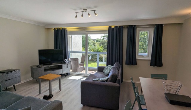 Spacious sleep-8 apartment on tranquil country estate with wooded views