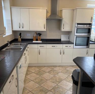 Spacious, Sleeps 18, 3 bathrooms, Parking, Mansfield