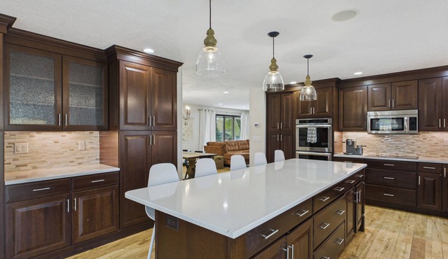 Spacious Sleeps 18+ 6-bedroom house with movie theatre, sports court, huge yard
