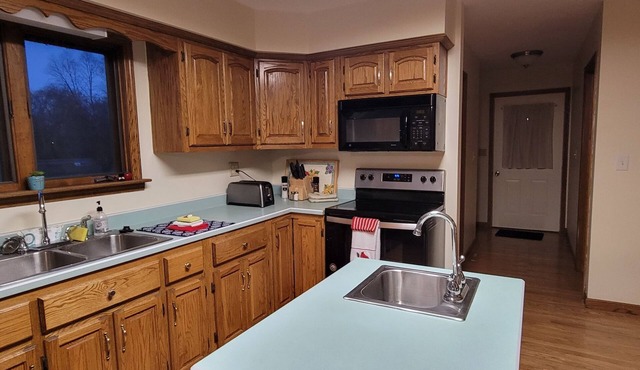 Spacious Small Town Peaceful Retreat!