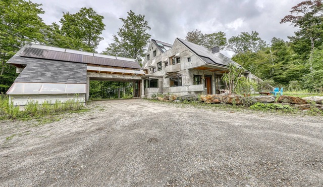 Spacious, Smart Home Running on Solar Power w/ Unique, custom detail built in!