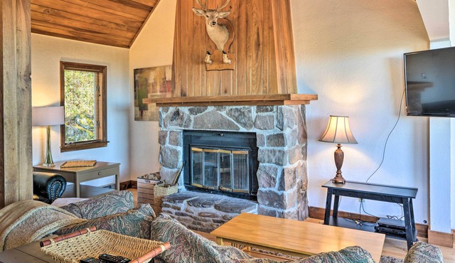 Spacious Snowshoe Cabin w/ Sunset Mtn Views!