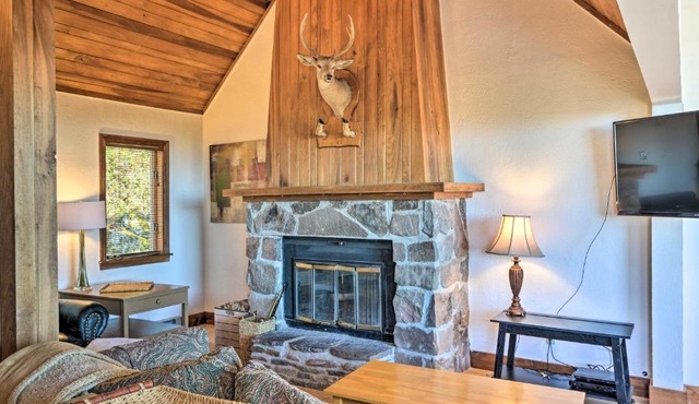 Spacious Snowshoe Cabin with Sunset Mtn Views!