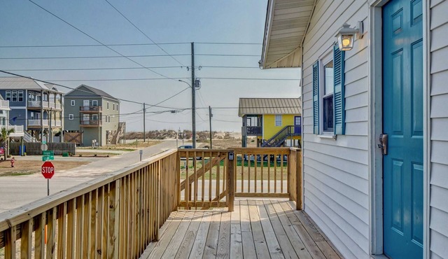 Spacious Soundview Retreat with Expansive Deck | Cozy 2BR for Your Fall/Winter S