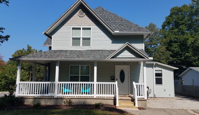 SPACIOUS SoHa FAMILY RETREAT! Walk to Town! Mins to Beach! Sleeps 12! Large Lot!