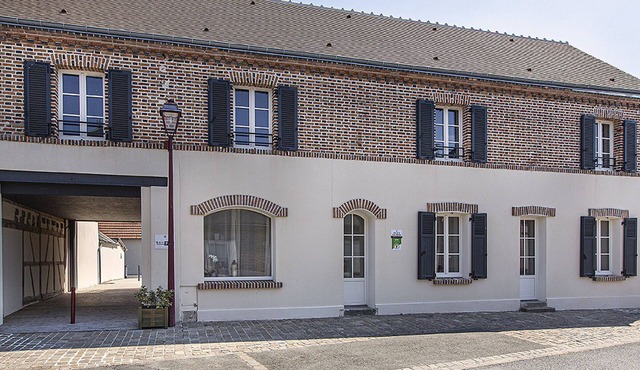 Spacious Sologne Retreat: Accessible, 5 En-Suite Bedrooms, Parking, BBQ, Pet-Friendly