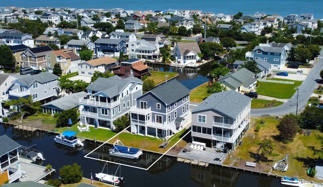 Spacious South Bethany 6BR Canal-Front, Sleeps 14, 10 houses from Beach w/Dock