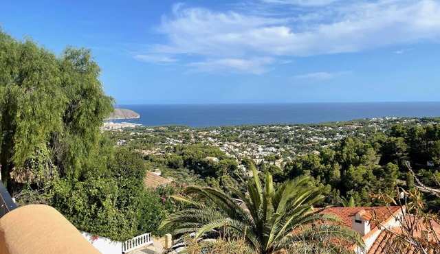 Spacious South Facing 4 Bedroom Villa, Jacuzzi (optional booking), Sea Views