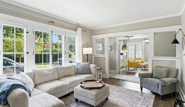 Spacious, Southern Charm! 4-bedroom house in Dayton that accommodates 11 guests!