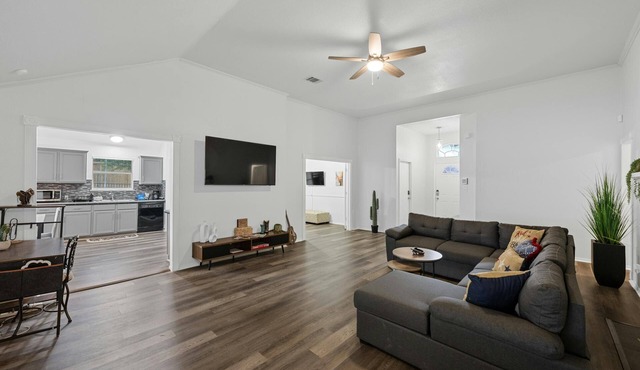 Spacious Southern Hideaway in city. Minutes from downtown & airport. Sleeps 11