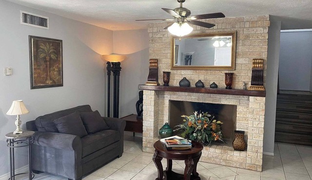 Spacious Southside Home 1 King & 1 Queen bed!