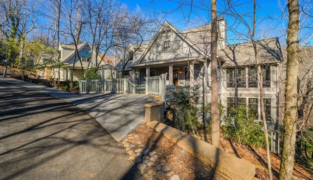 SPACIOUS SPECTACULAR BIG CANOE HOME OVER STREAM. WATERFALLS, TRAIL Mountain VIEW