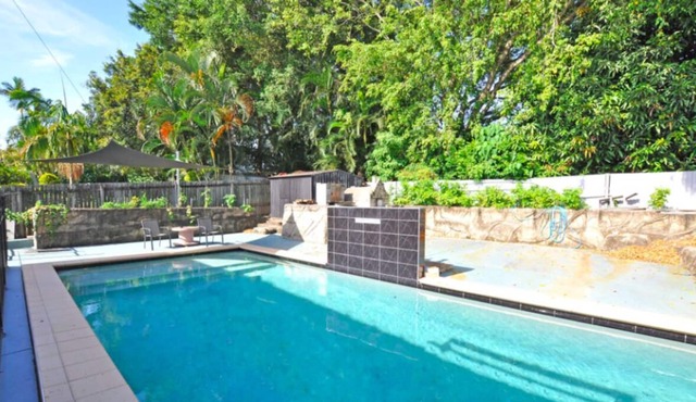 Spacious Springwood 5-Bedroom House with Cool Pool