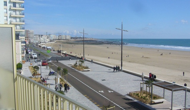 Spacious Studio with Sea View, Near Shops, and Direct Beach Access