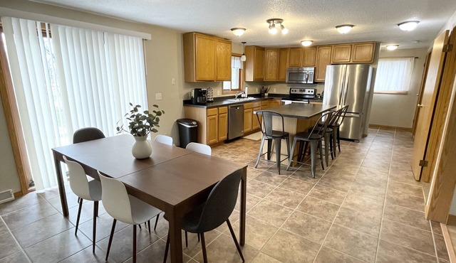 Spacious Stay -4BR/3Bath, Main Floor Living, King Bed, Recliner 3 blocks to Mayo