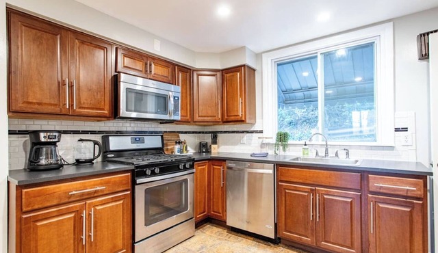 Spacious Stay in Southside Slopes Near Downtown