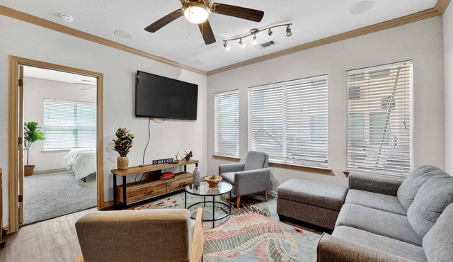 Spacious Stay - Walk to UT+DKR Stadium - Sleeps 6