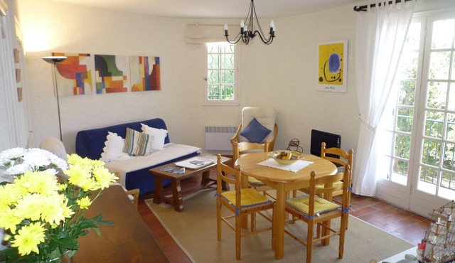 Spacious studio flat for 4 people, near shops & beach in quiet residential area