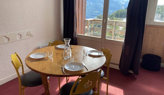 Spacious Studio for 4, South-Facing, 20m from Slopes, Close to Shops and Sports Center