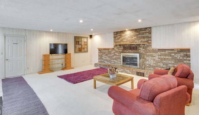 Spacious Studio - 5 Mi to MGM Northfield Park!