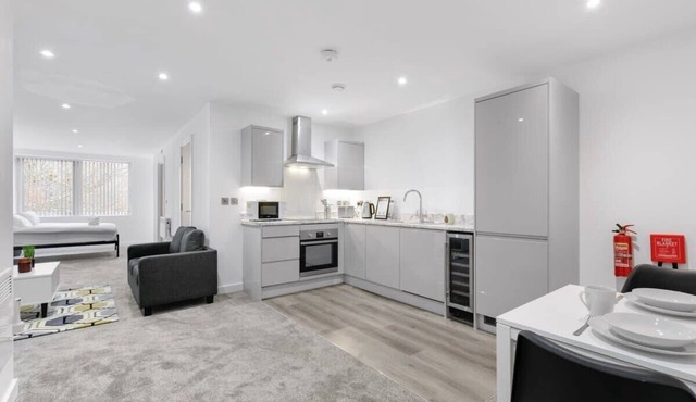 Spacious Studio Apartment in Central Newbury