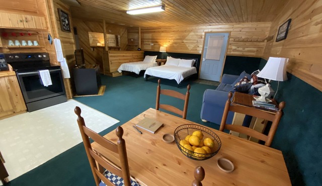 Spacious Studio apartment. Private parking w/garage.