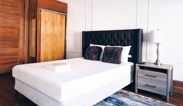 Spacious Studio Apartment, Located 15-20 Mins From Downtown