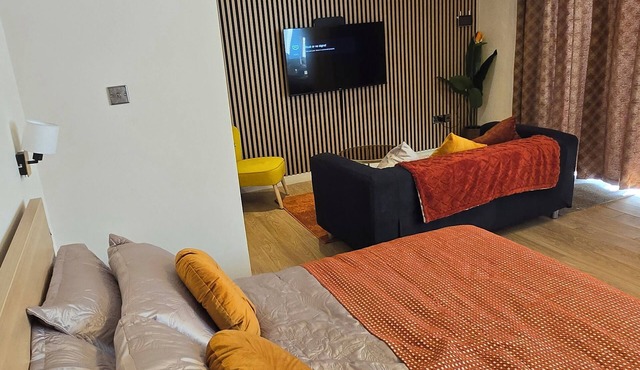 Spacious studio apartment, tucked away on a quiet street, 15 mins drive to O2