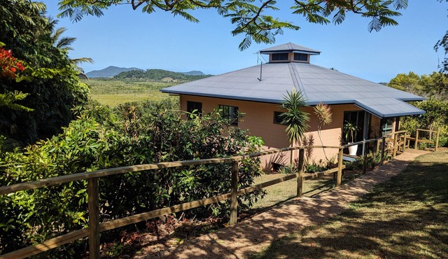 Spacious studio apartment, views over Hull river to South Mission and Dunk Is.