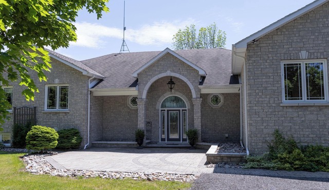 Spacious Studio Basement Apartment Horse Farm Stay