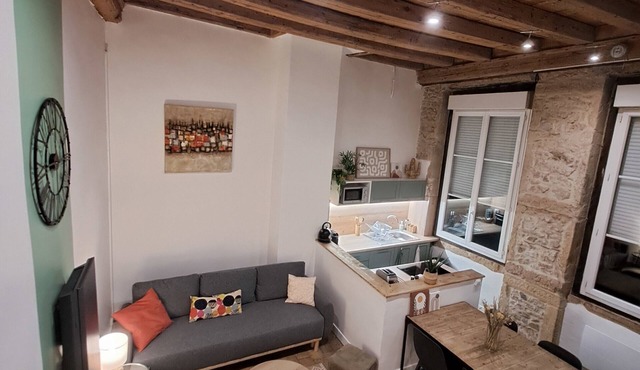 Spacious studio, completely renovated, right in the city center.