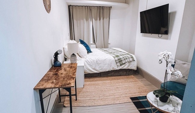 Spacious Studio In The Heart of Ealing Broadway