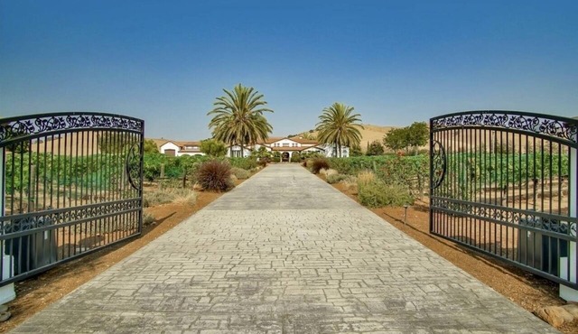 Spacious studio in Hollister