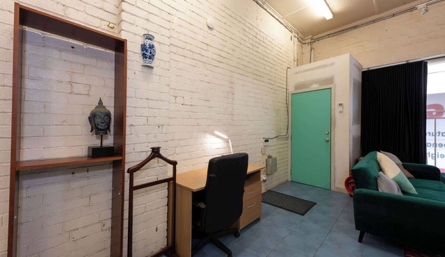 Spacious Studio in Quiet Northcote Neighbourhood