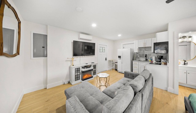 Spacious Studio: King Bed, Kitchenette & Full Bathroom and Board Games!