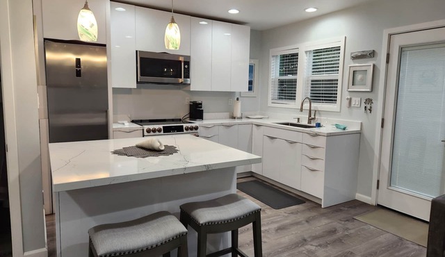 Spacious Studio, Newly Remodeled, Hot Tub, Steps to the Bay and Beach!