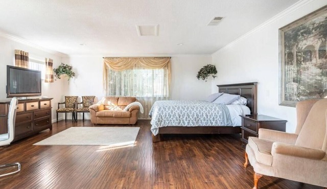 Spacious Studio Retreat in Quiet Neighborhood with Self Check-In,Super Fast WiFi