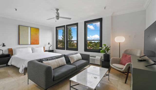 Spacious Studio - Tropical Tribeca. Pool, Minutes to Beach and Dining