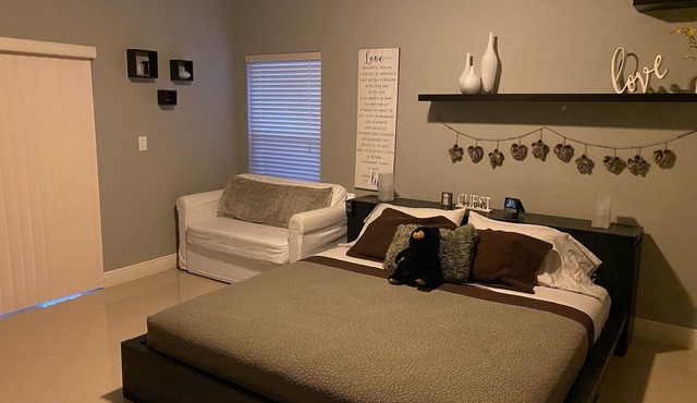 Spacious Studio with King Bed Private entrance in pleasant Pembroke Pines