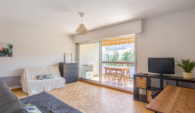 Spacious studio w sea view terrace near the beach in Marseille Welkeys