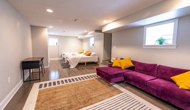 Spacious Studio with Washer&Dry 10 Min Train to Center City, Downtown Philly.