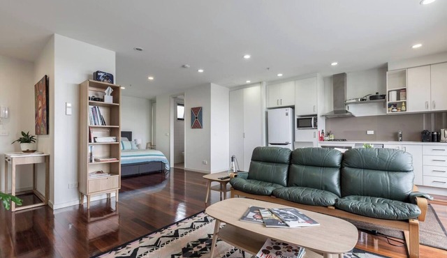 Spacious Studio with Balcony in Eclectic Brunswick